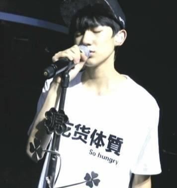 王源长筒袜配拖鞋亮了，活体弹幕的中二在传达我最酷！