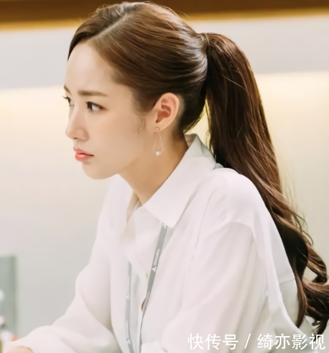 \"i4\": \"http://p0.qhimgs4.com/t010feea72212823a40.jpg?size=640x425\"没想到,2020年的赢家是这种裙子,太显身材了吧