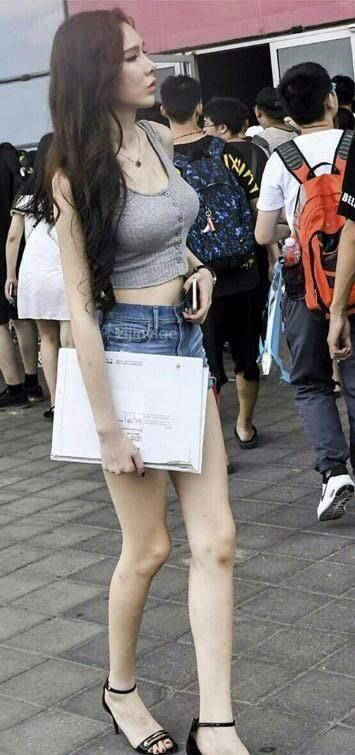 街拍：小姐姐身穿短裤吊带，拥有一双百里挑一的腿型，简直太好看
