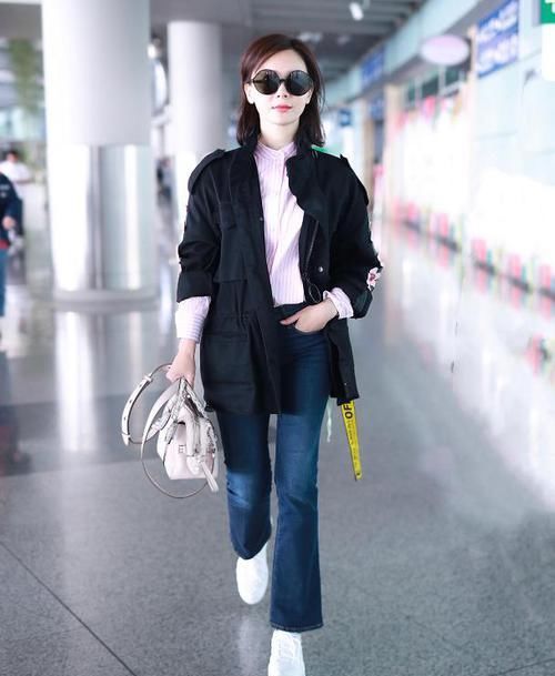  「女性」属于四十多岁女性的穿搭经，一条简单的牛仔裤，也能穿出时髦感