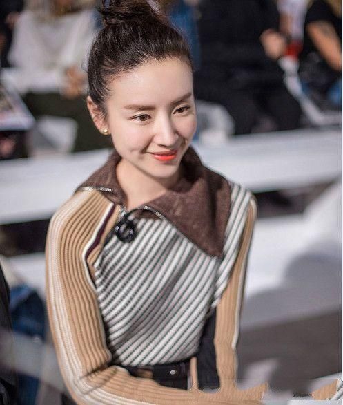 董洁真放肆! 穿的蕾丝透视装明明很透 网友: 还假装不知道!