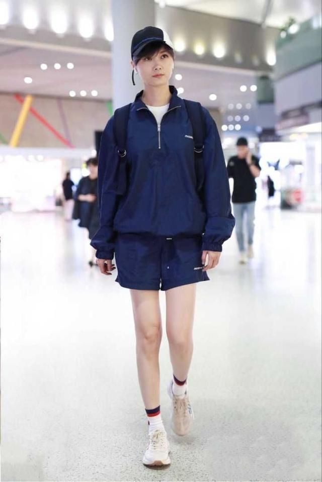 李宇春不穿短裤，真不知道她腿这么好看，可惜衣服太像“厂服”了