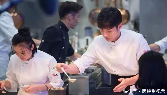  「李荣浩」杨丞琳秀恩爱，李荣浩亲自掌厨做美食，甜喊老公为“大厨”
