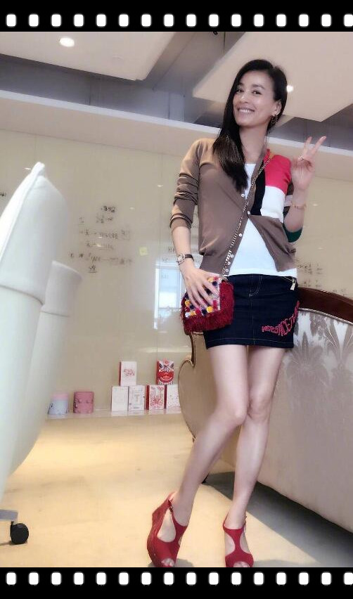 48岁张庭逆生长变20岁少女 酒窝美女当之无愧 还有长腿吸睛