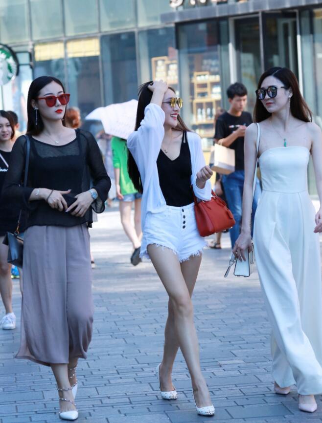 三个时尚小姐妹一起出街画面太美很养眼，你觉得哪一个最好看