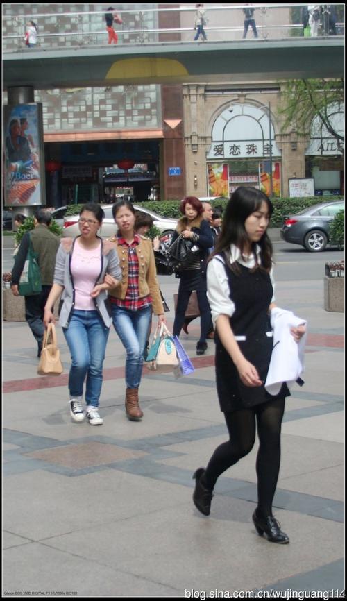 街拍:早春成都春熙路的时尚男女(图)