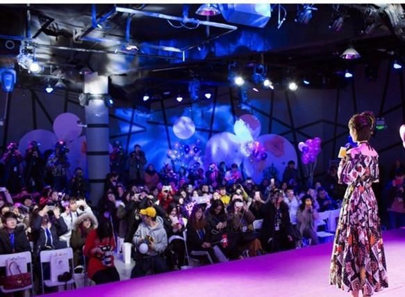 杨紫效仿范冰冰穿个性羽绒服，网友没有对比就没有伤害，差距大