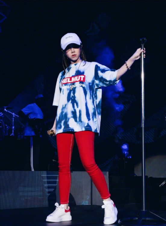 脱掉皮裤的邓紫棋美翻了！穿超短裤大方秀美腿，这次终于穿对了！