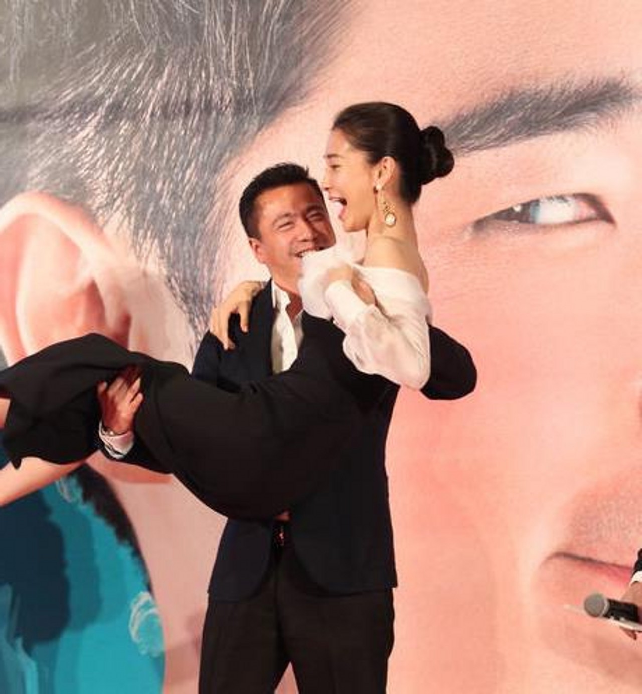 杨颖穿低胸装,被王中磊公主抱笑,都是当妈的人