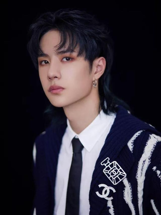 男星挑战“鲻鱼头”发型：蔡徐坤呆萌，王一博精致，范丞丞像精灵