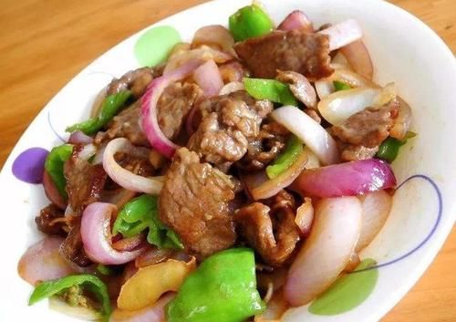  【辣椒】小炒肉中的五花肉，肉质细嫩，麻辣鲜香，加上洋葱就是好吃