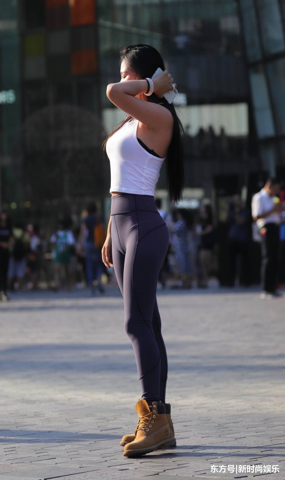 街拍：紧身裤女孩被邀请街拍，多角度秀出妖娆身材