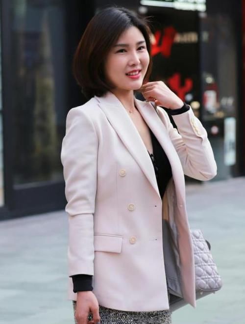 『沉鱼落雁』街拍:沉鱼落雁的美女,一条灰色的连衣裙,尽显完美好身材