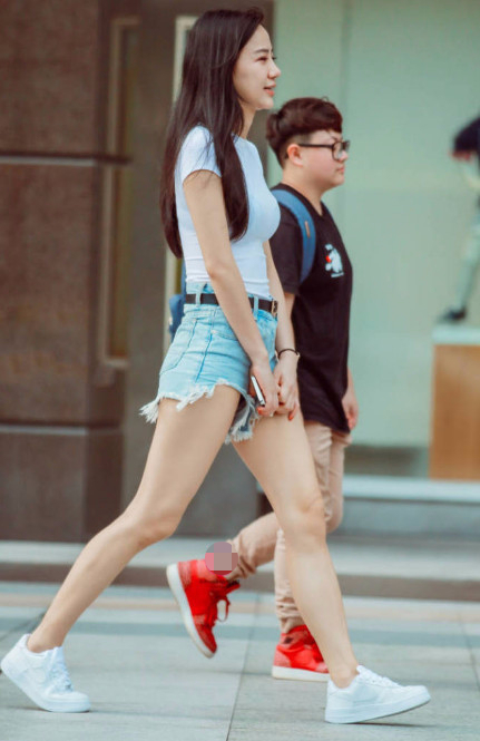 小姐姐短裤穿搭大秀美腿，没有对比就没有伤害，旁边地小哥哥心真