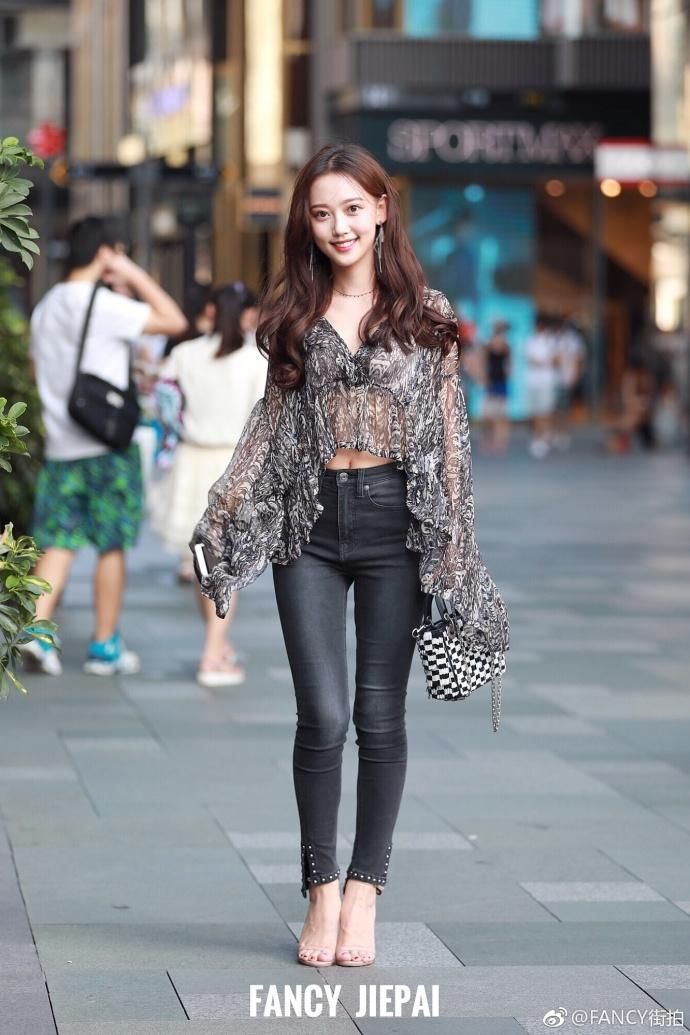 街拍:穿紧身长裤的美女们，拥有让人惊叹的好身材，太撩人!