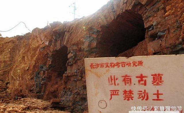 农民挖出红色土壤, 专家认定有古墓, 两个字揭开墓主人神秘身份