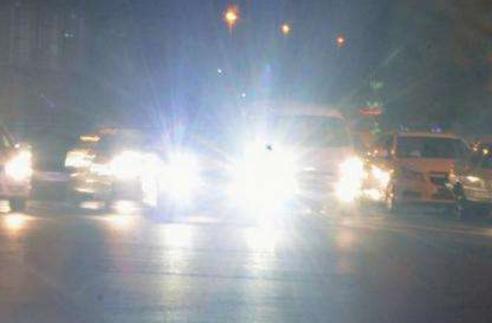 路上开车遇到开远光灯怎么办？交警：不用怕，这些招数专治远光族