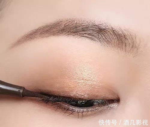  睫毛@?日杂妆高级感十足，原来是这样妆出来的！