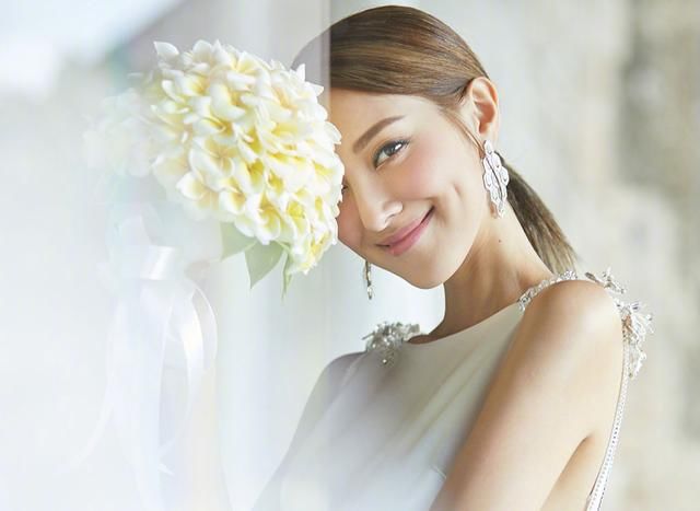 不愧是香港小姐冠军！27的陈凯琳穿白婚纱美，换上白裙照样很迷人