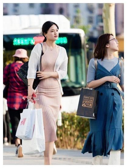 街拍:图九穿露脐装，传说中的“A4腰”，终于见识到了!