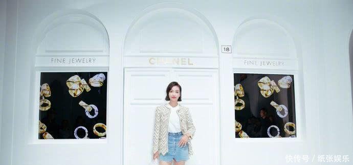 宋茜现身机场, 蕾丝内衣外穿居然不丑, 可看到她的腿我呆了!