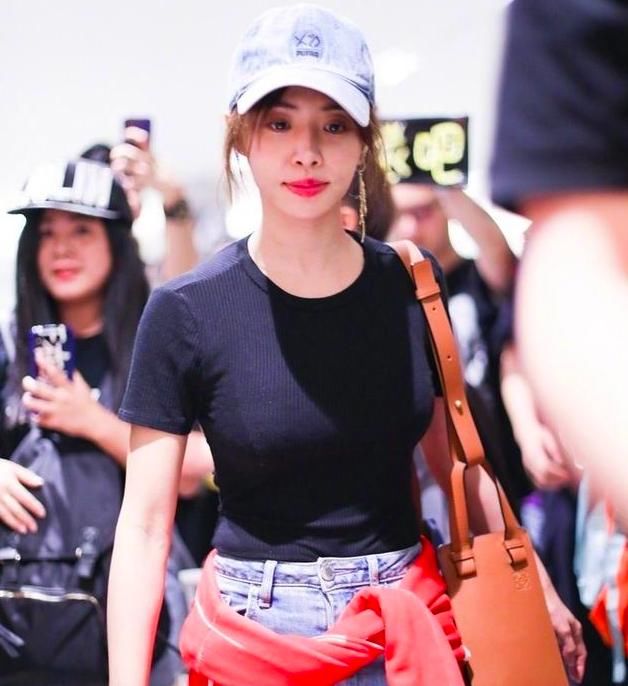 蔡依林机场秀穿了一件这样的内衣,网友:是拿丁字裤改的吗?