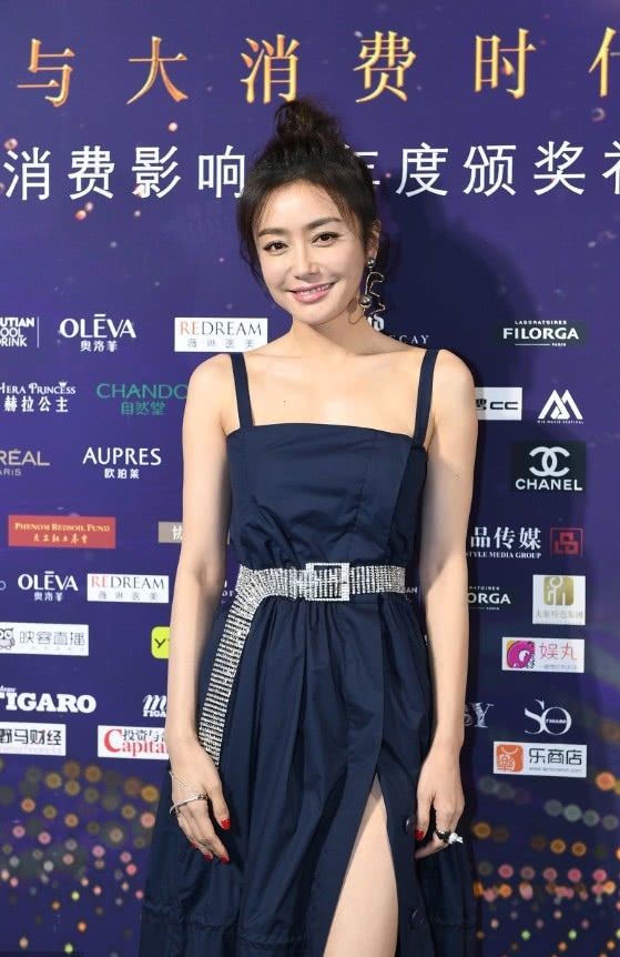 秦岚身穿黑色高开叉裙亮相，身材依旧惊艳，看着哪像37岁的人