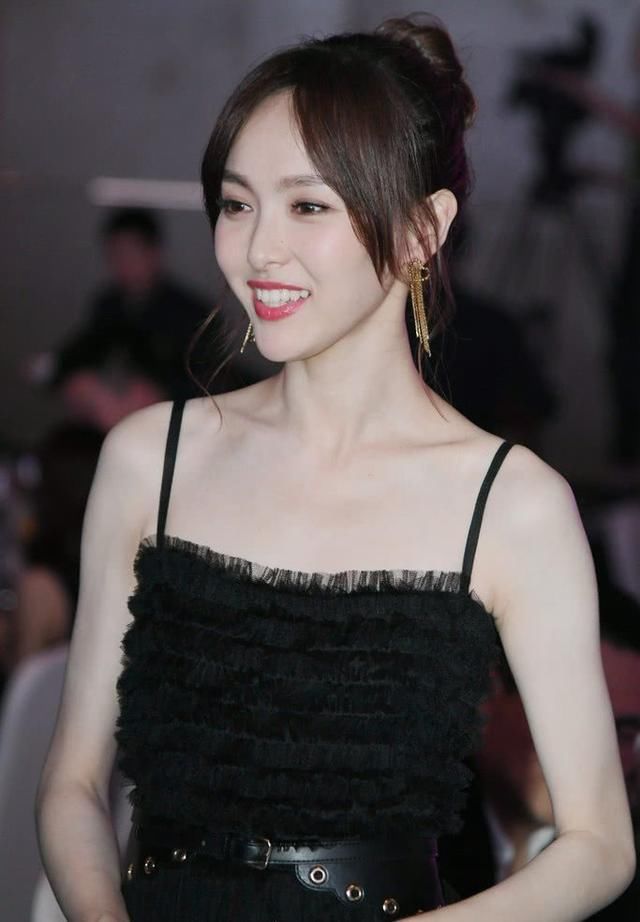 34岁唐嫣真厉害，活动未修图流出，并无大差别，网友：服气！