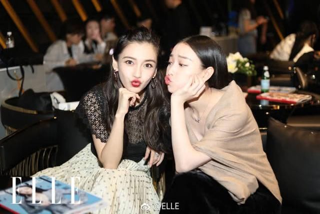 倪妮穿吊带黑礼服气质优雅，和杨幂Baby玩自拍尽显高级脸