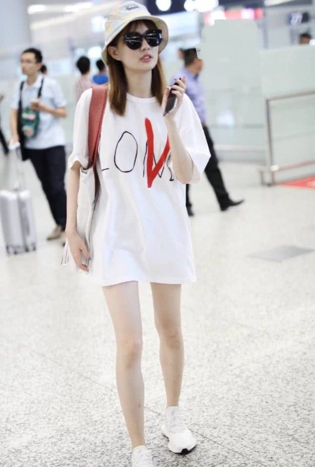 徐璐美出了新高度，一袭蓝裙皮肤白得发光，和何穗有得一比了！