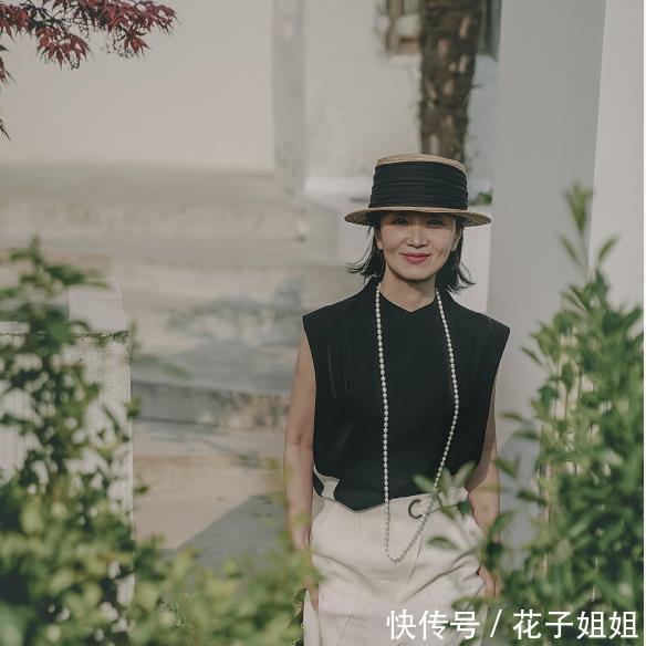  炎热的夏■女人50岁以后，尽量少穿t恤，今夏学三木妈妈这样穿，时髦优雅