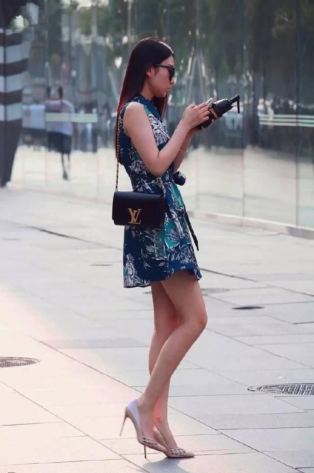  春天：高跟鞋搭配连衣裙，让女性在春天更显魅力