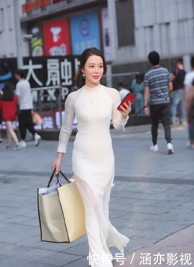  [美女]街拍：美女搭配一双黑色的简约高跟鞋，既美丽又大方