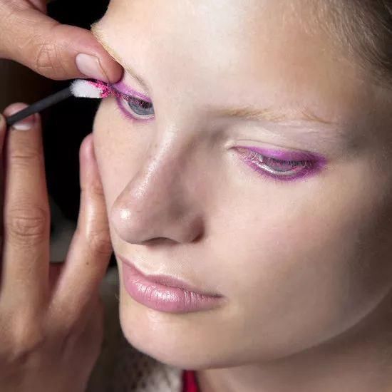 蕾哈娜KarlieKloss喜提彩色睫毛，要不你也来一个？