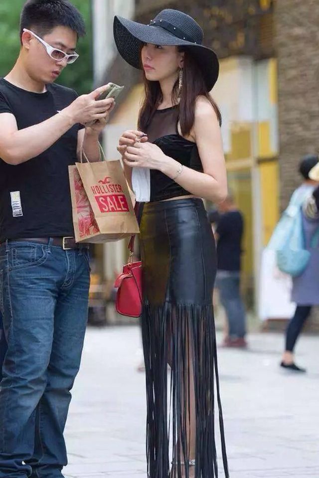 街拍：时尚服饰遇见好身材的一瞬间，真美！网友：旗袍女尽显女人