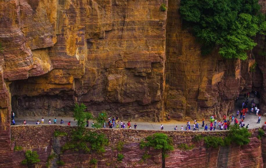 这景点是靠村民凿出来的，每年收门票挣近百万，今这景区让游客烦