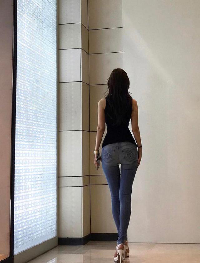 饱满的S身材穿上牛仔裤，盛夏酷暑最耀眼