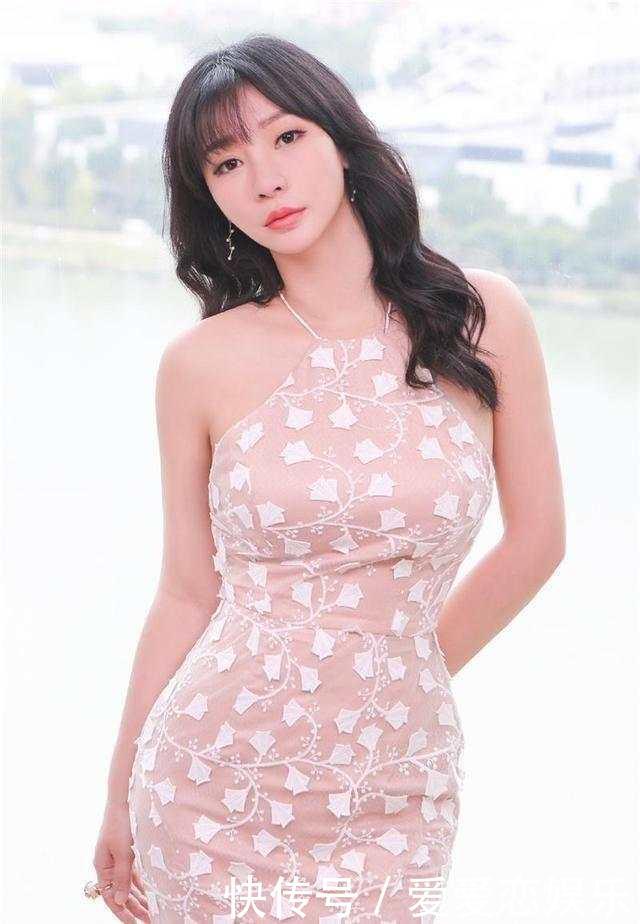 柳岩身穿薄纱裙亮相, 满满诱惑力, 网友: 一次比一次惊艳!!