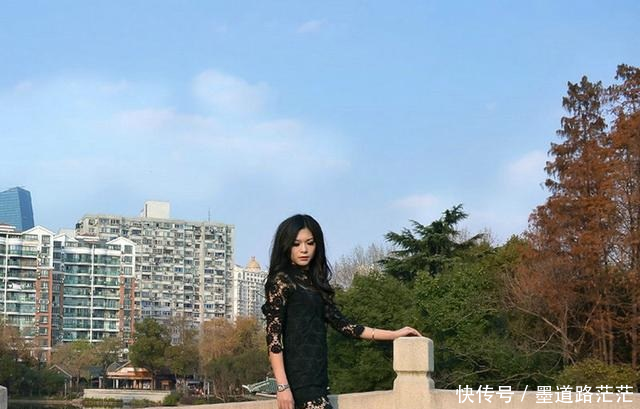 摄影美图黑色蕾丝连衣裙搭配黑色高跟鞋，做最具神秘感的时尚女王