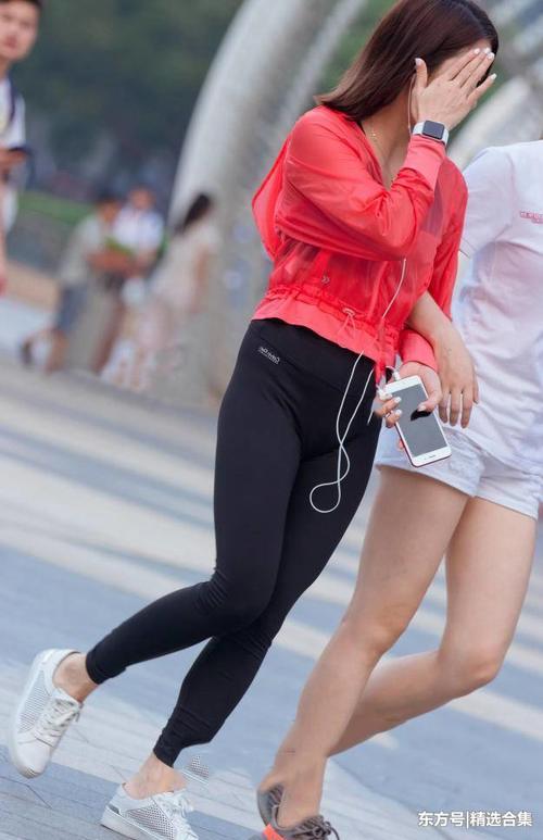 街拍：小姐姐黑色紧身裤勒出了全身的曲线，秀出了一双修长的美腿