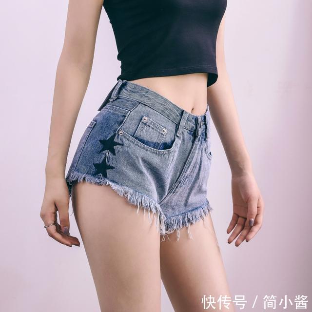 简约紧身牛仔短裤，时尚靓丽，吸睛无数