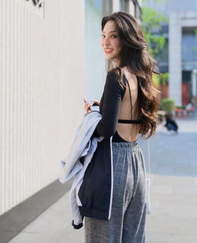  时髦■街拍：小姐姐休闲衫搭配灰色短裙，穿出时尚女神的个性时髦感