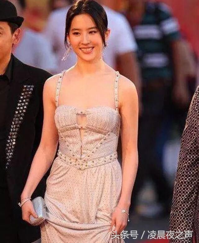 刘亦菲参加活动，上身居然穿的那么紧，网友：这条缝撑得好大