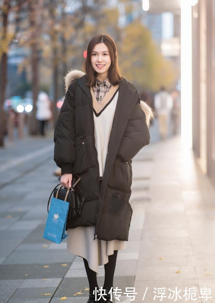  「美女」街拍美女：紧身裙穿搭，展现小姐姐优美范儿，青春时尚！