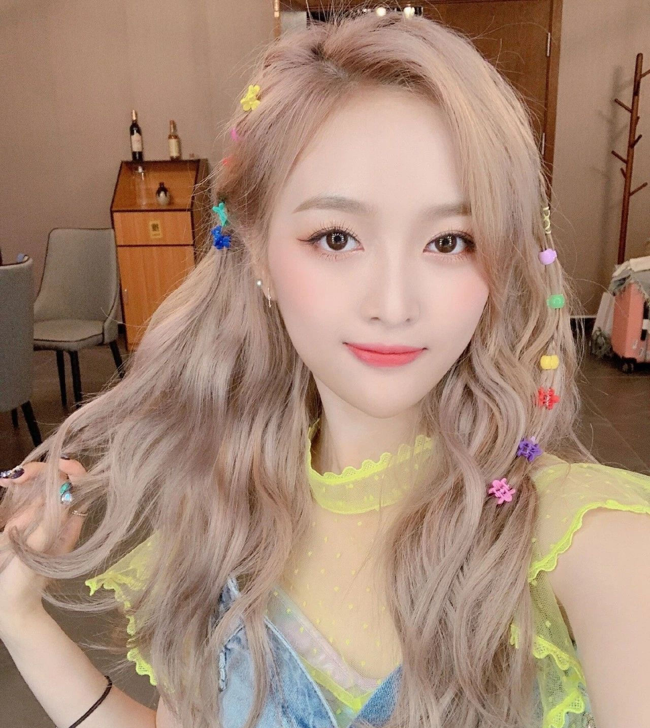 『打造』金色发夹的可爱时尚搭配 用小夹子打造俏皮发型