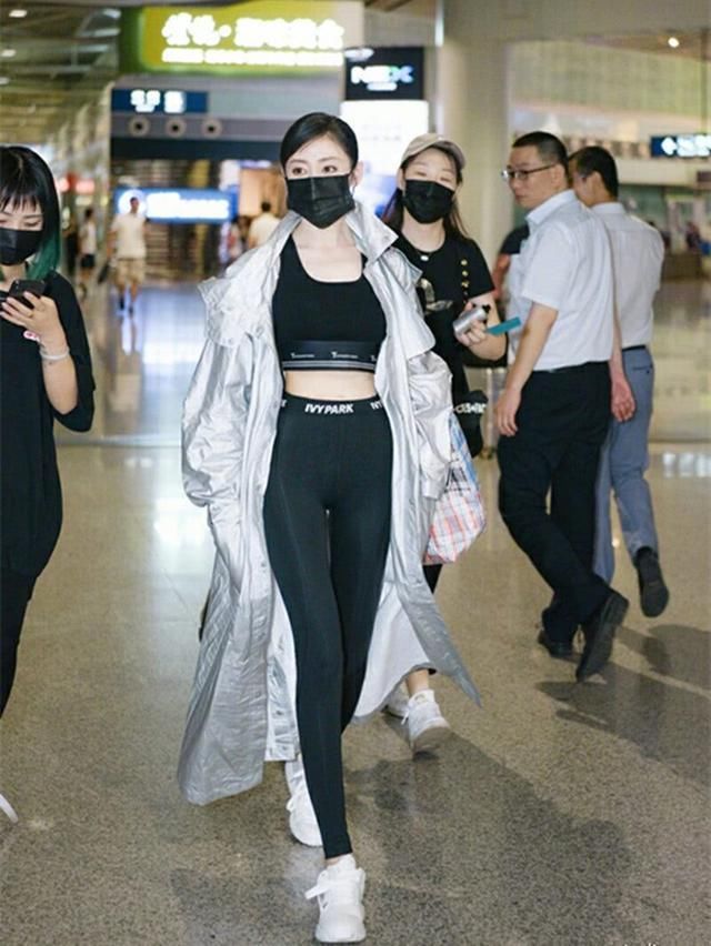 景甜张天爱相差两岁，不仅穿衣要撞衫，短裤还要反着穿