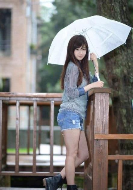 这个夏季时尚的穿搭从短裤开始，各种时尚穿搭带你清凉一夏