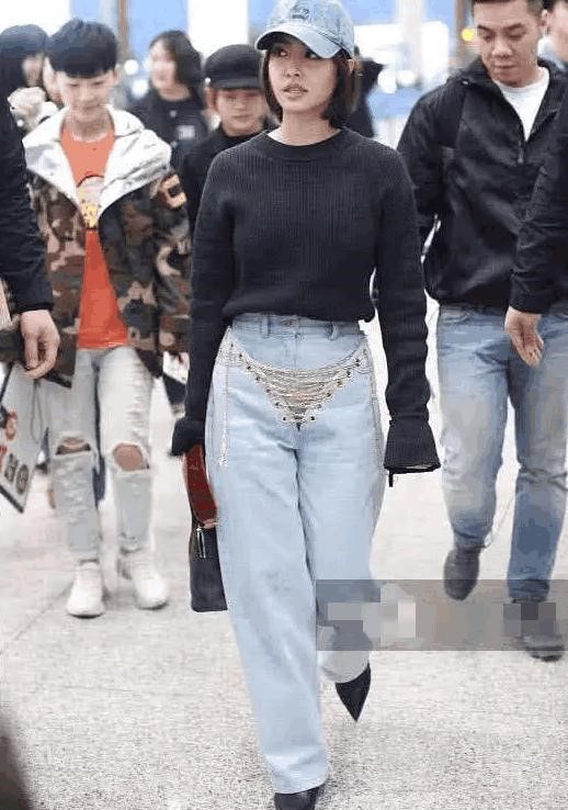 歌后蔡依林穿牛仔裤露“三角区”，女生都不敢看，网友:真大胆!