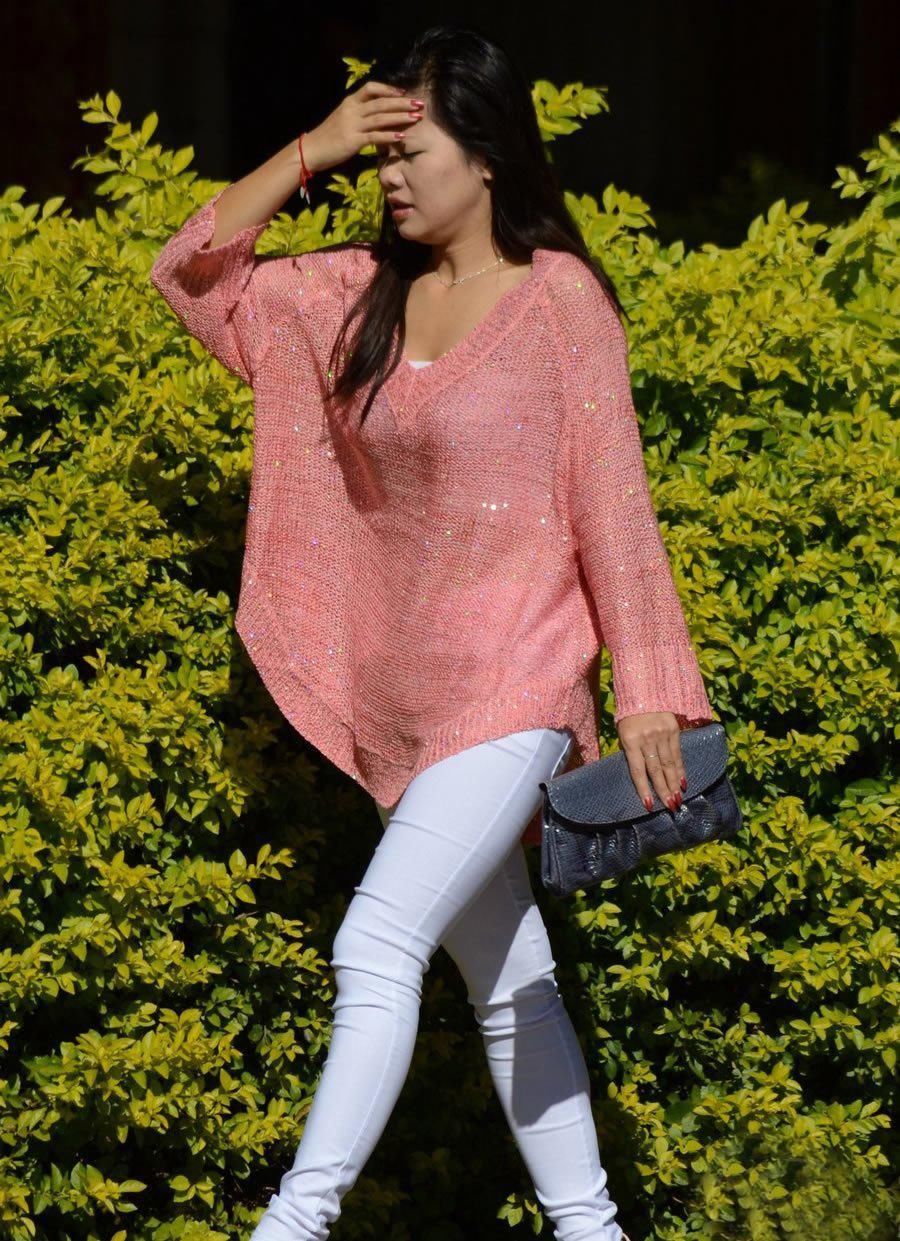 公园里街拍:白色紧身裤美女展现出线条的优美，清新脱俗很吸引人