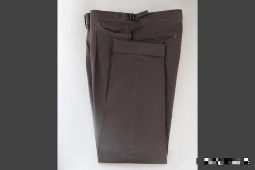  #卡其裤#卡其裤的另一个名字叫Chinos,改良后的版型跟西裤一样高级
